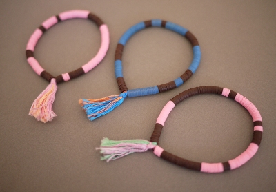 Cách làm vòng tay handmade từ hạt sequin và dây cói