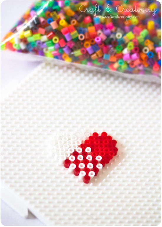 Làm dây chuyền trái tim đơn giản từ hạt nhựa màu sắc