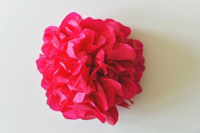 Làm hoa giấy gắn lên tường chào đón mùa xuân