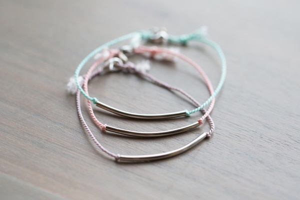Đố bạn biết cách làm vòng tay handmade từ dây dù?