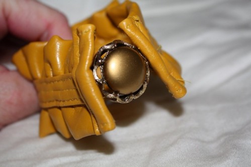 Cách làm vòng tay handmade bèo nhún sang chảnh từ túi cũ
