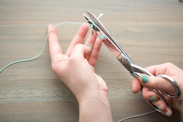 Đố bạn biết cách làm vòng tay handmade từ dây dù?