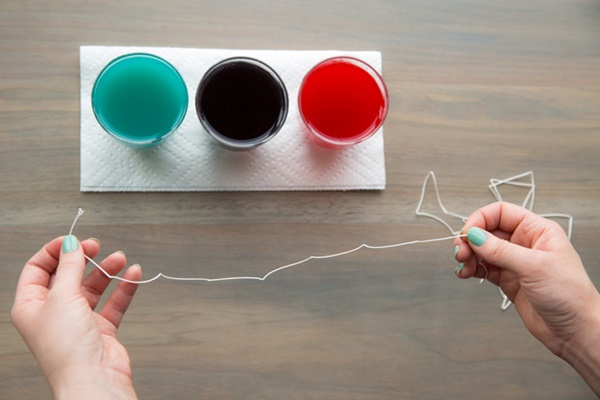 Đố bạn biết cách làm vòng tay handmade từ dây dù?