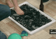 Lý do "bạn vẫn bình yên" khi đi chân trần trên thủy tinh, than hồng