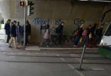 Lắp đèn giao thông dưới đất cho người nghiện điện thoại Lắp đèn giao thông dưới đất cho người nghiện điện thoại