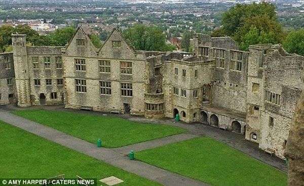 Bóng ma bí ẩn xuất hiện trong lâu đài ở Anh?