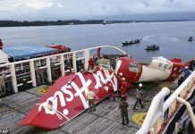 Máy bay AirAsia phát nổ trước khi rơi xuống biển