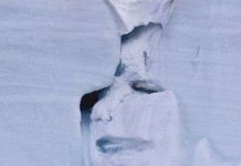 Khuôn mặt người khóc trên khối băng