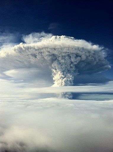 Cận cảnh núi lửa Chile phun trào