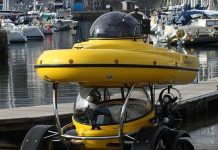 Xe vừa đi trên bộ vừa lội nước