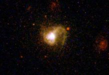 Kính viễn vọng quan sát ngôi sao sinh ba trong vũ trụ