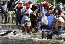 Hàng chục ngàn người Mexico bị mắc kẹt trong nước lũ