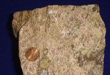 Có đất hiếm vẫn khó giàu