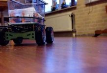 Bể nuôi giúp cá cảnh tự "bơi dạo" trong phòng