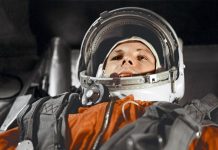 Những di vật khó hiểu con người bỏ lại trên Mặt trăng