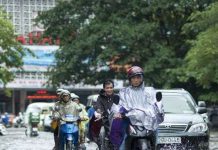 Làm gì khi xe gặp lũ?