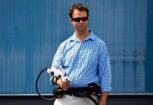 Bộ điều khiển máy bay không người lái bằng tay