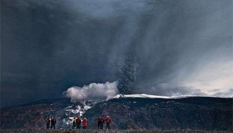 Hùng vĩ cảnh núi lửa phun trào
