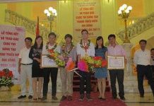 Đôi bạn cùng lớp chế máy hàn cắt kim loại bằng nước Đôi bạn cùng lớp chế máy hàn cắt kim loại bằng nước