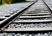 Tại sao người ta lại rải đá dọc theo đường ray xe lửa?