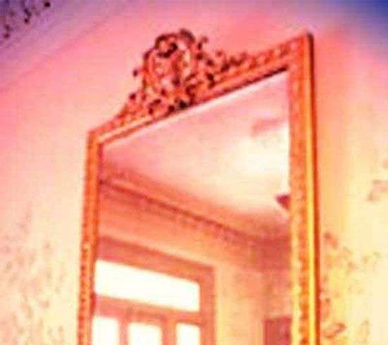 Chiếc gương “quỷ ám” – bí ẩn lạnh người