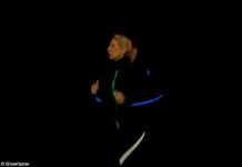 Áo khoác thể thao kiêm vai trò huấn luyện viên