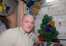 Cây thông mừng Noel trên trạm không gian ISS