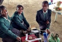 Nữ sinh chế tạo máy phát điện chạy bằng nước tiểu