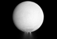 Tàu Cassini bay sát mặt trăng sao Thổ