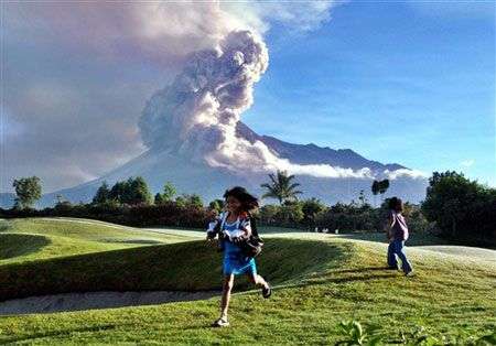 Núi lửa, sóng thần Indonesia giết 182 người