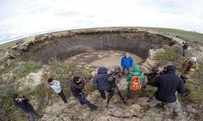 Những miệng hố khổng lồ bí ẩn ở Siberia