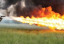 Loại vũ khí thè "lưỡi tử thần" liếm người thành than