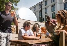 "Gương thần" giúp người Anh uống bia ngon hơn