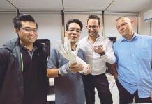 Thầy giáo Malaysia chế chi giả điều khiển bằng giọng nói