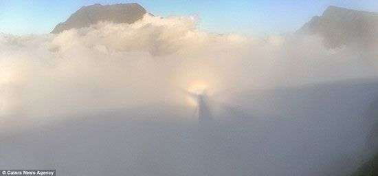 Xôn xao vì “người bí ẩn” xuất hiện trên đám mây