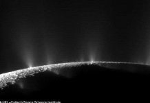 Tàu vũ trụ Cassini tiếp cận luồng hơi nước trên trăng của sao Thổ Tàu vũ trụ Cassini tiếp cận luồng hơi nước trên trăng của sao Thổ