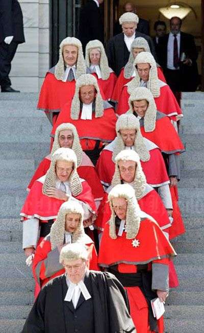 Lịch sử thú vị về bộ tóc giả của các quan tòa Anh quốc