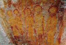 Hình vẽ người ngoài hành tinh trên hang động