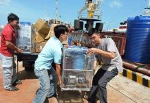 14 máy biến nước biển thành nước ngọt được đưa ra nhà giàn DK1