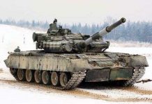 Pin sạc điện nhờ động tác lắc tay Xe tăng bắn chất thải