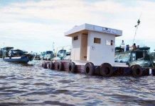 Nhà vệ sinh nổi trên sông