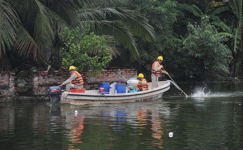 Chế phẩm của Đức giải cứu hồ bẩn ở Hà Nội