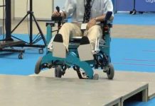 Mẫu xe lăn có "chân" vượt chướng ngại vật