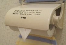 Nhà vệ sinh công cộng Nhật thường có cuộn giấy gấp lại như thế này, lí do là...