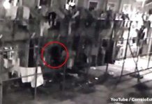 Khóc thét khi thấy bóng đen lơ lửng đi xuyên tường trong trại giam Khóc thét khi thấy bóng đen lơ lửng đi xuyên tường trong trại giam