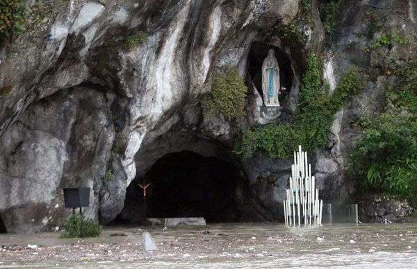Pháp: Lũ lụt ở Thánh địa Lourdes gây thiệt hại lớn