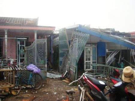 Lốc xoáy phá tan trường mầm non và hàng chục nhà dân