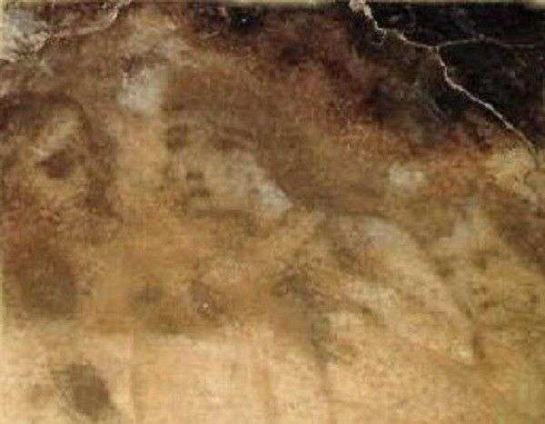 Khuôn mặt “ma quái” biết ẩn hiện trên sàn nhà