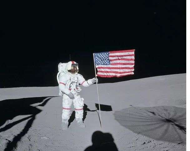 Điều gì đã xảy ra với những lá cờ được để lại trên Mặt trăng?
