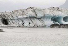 Tro bụi núi lửa nhuộm đen sông băng lớn nhất châu Âu Tro bụi núi lửa nhuộm đen sông băng lớn nhất châu Âu